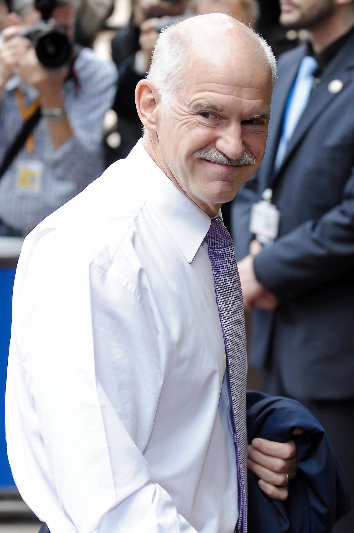 Greklands premiärminister George Papandreou kan andas ut – för stunden.