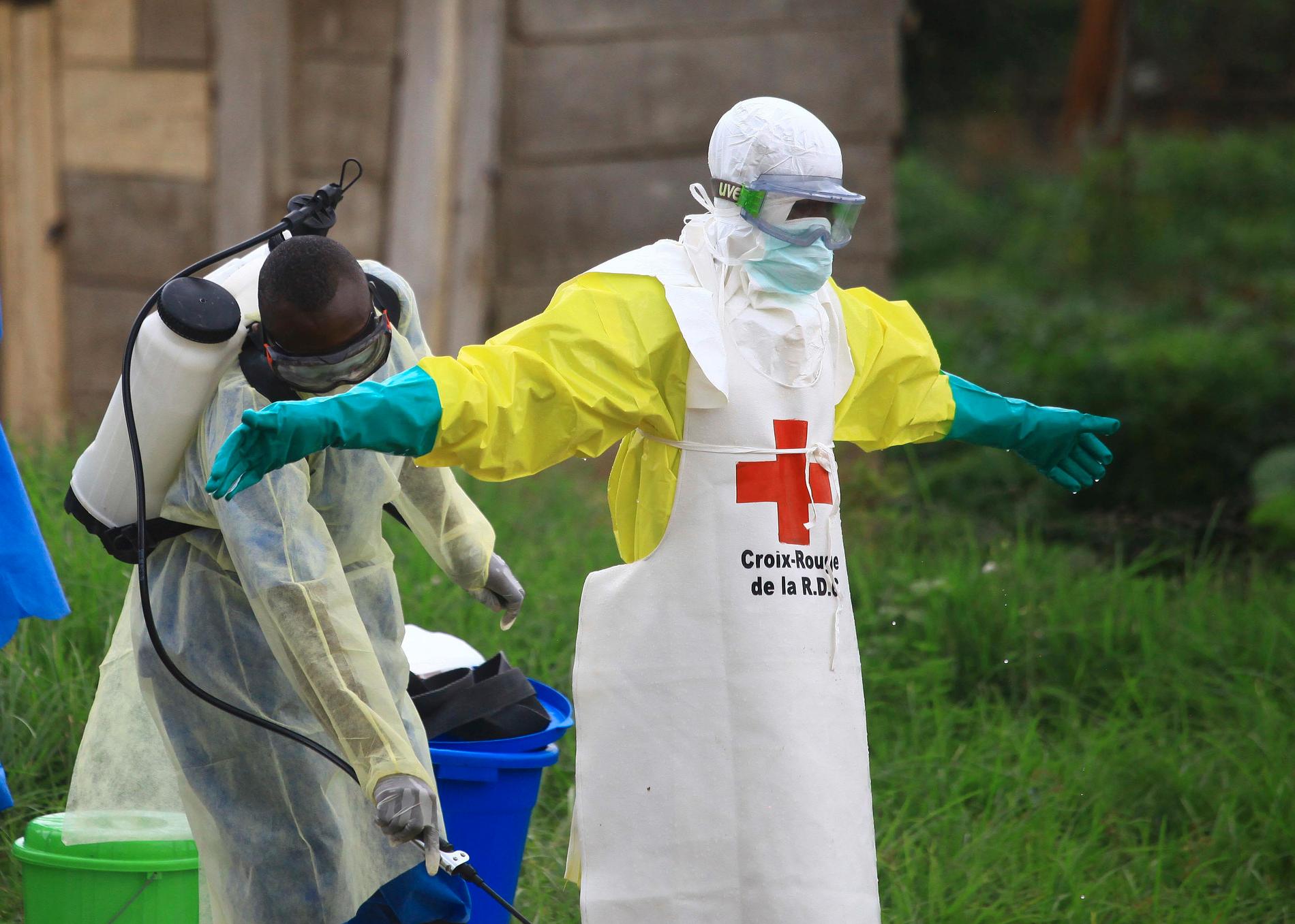 Sjukvårdspersonal desinficerar en kollega på en vårdinrättning för ebolasmittade i östra Kongo-Kinshasa i september 2018. Arkivbild.