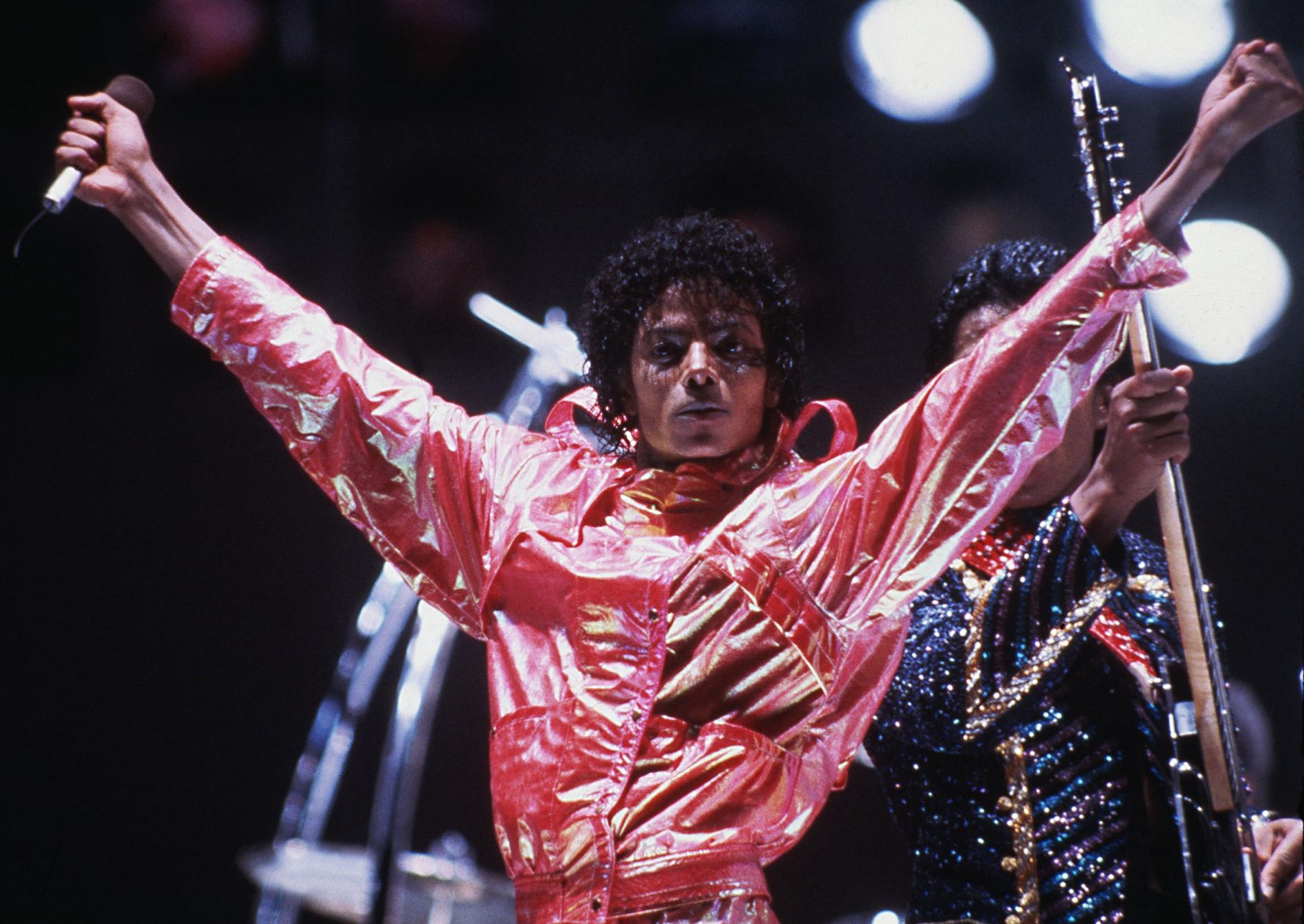 Den framlidne popstjärnan Michael Jackson på scen 1984.