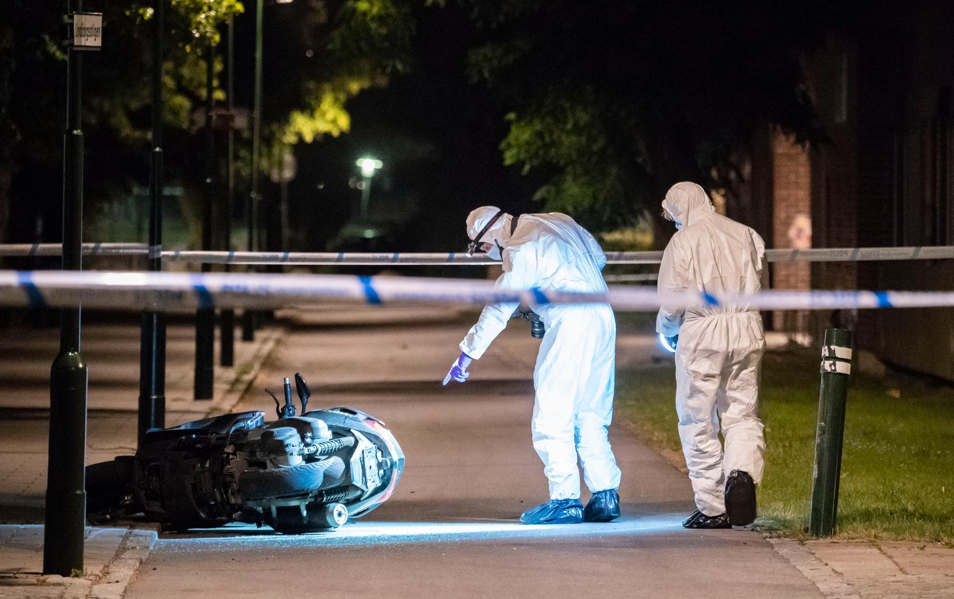 Gärningsmännen flydde på moped efter dödsskjutningen i Lindängen.
