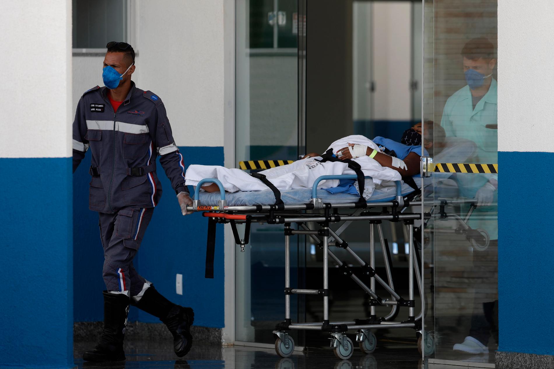 En patient som misstänks ha covid-19 rullas in å ett fältsjukhus i Brasilia i Brasilien.
