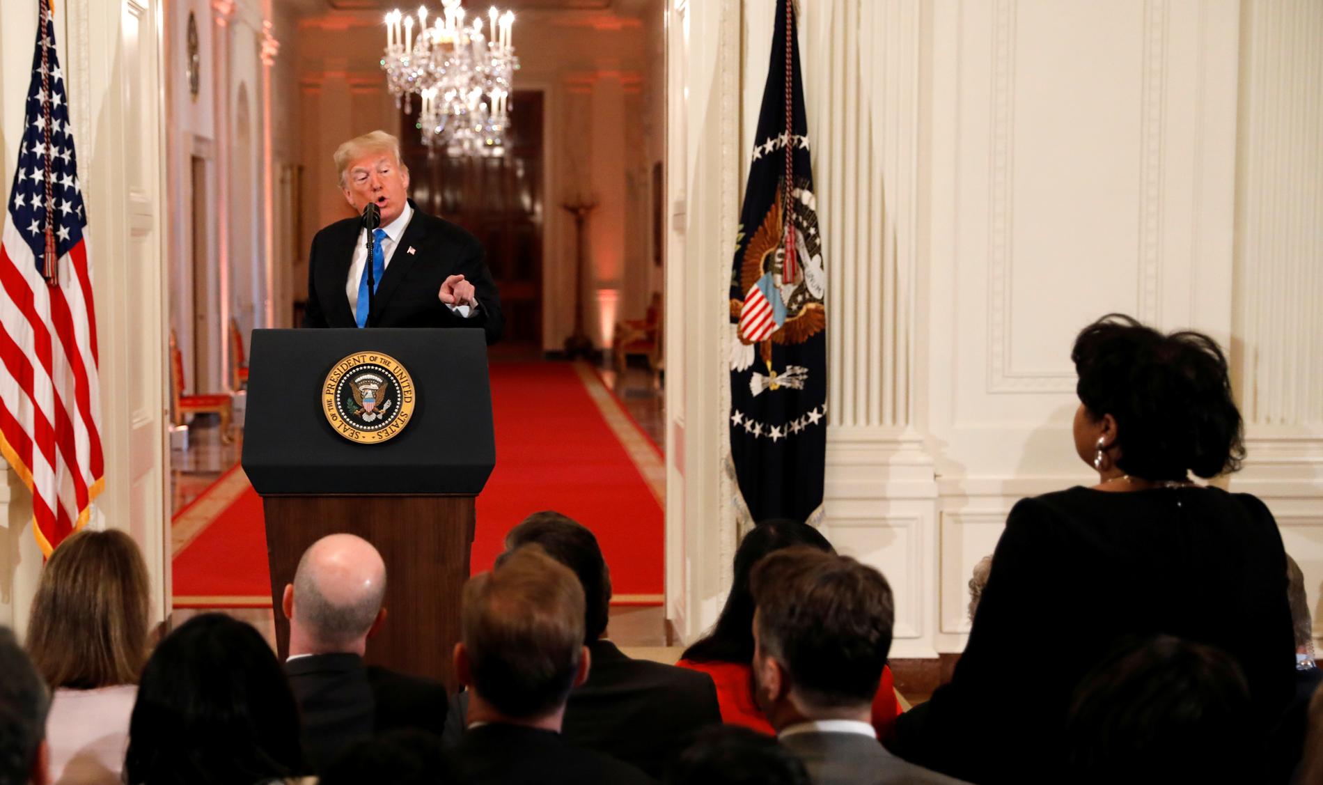 Donald Trump pekar på reportern April Ryan vid en presskonferens i Vita huset. 