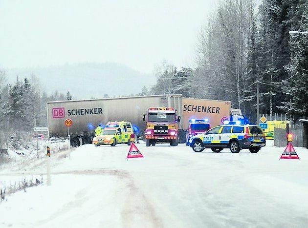 hallsta En lastbil och två personbilar krockar på riksväg 83 vid Hallsta i västra Norrland. En person fördes till sjukhus i helikopter med svåra skador. Ytterligare två fördes till sjukhus i ambulans.