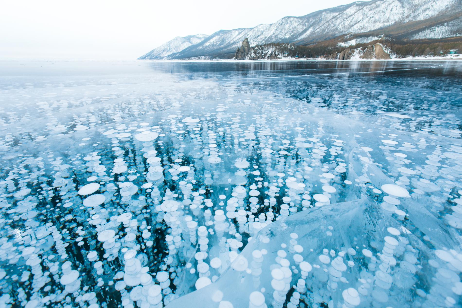 Bajkalsjön fryser till is under vintern – och ibland fastnar bubblor i isen. 