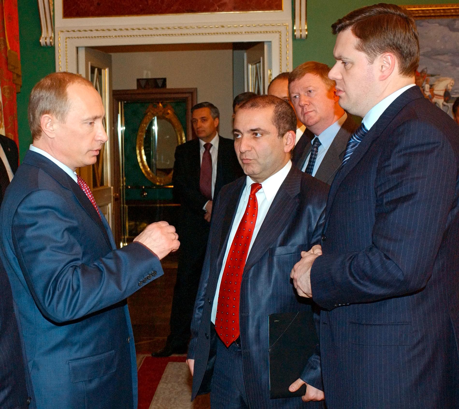 Mordasjov, till höger, i samspråk med Vladimir Putin. Bilden är från 2005.