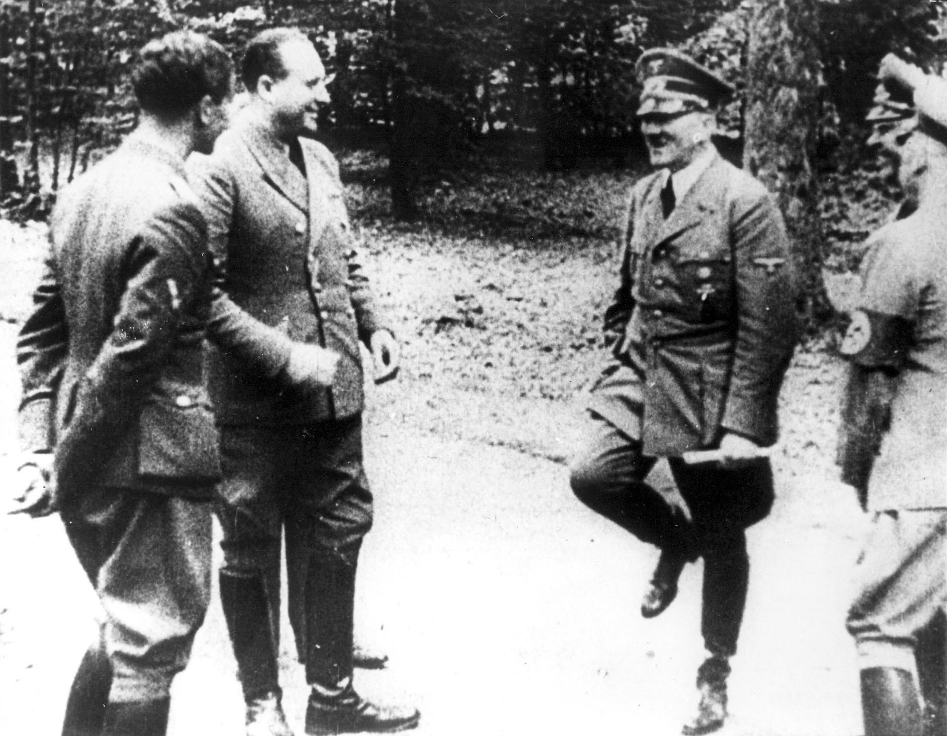 En triumferande Adolf Hitler i Compiègneskogen i juni 1940 inför Frankrikes kapitulation i samma järnvägsvagn där tyskarna kapitulerade 1918.