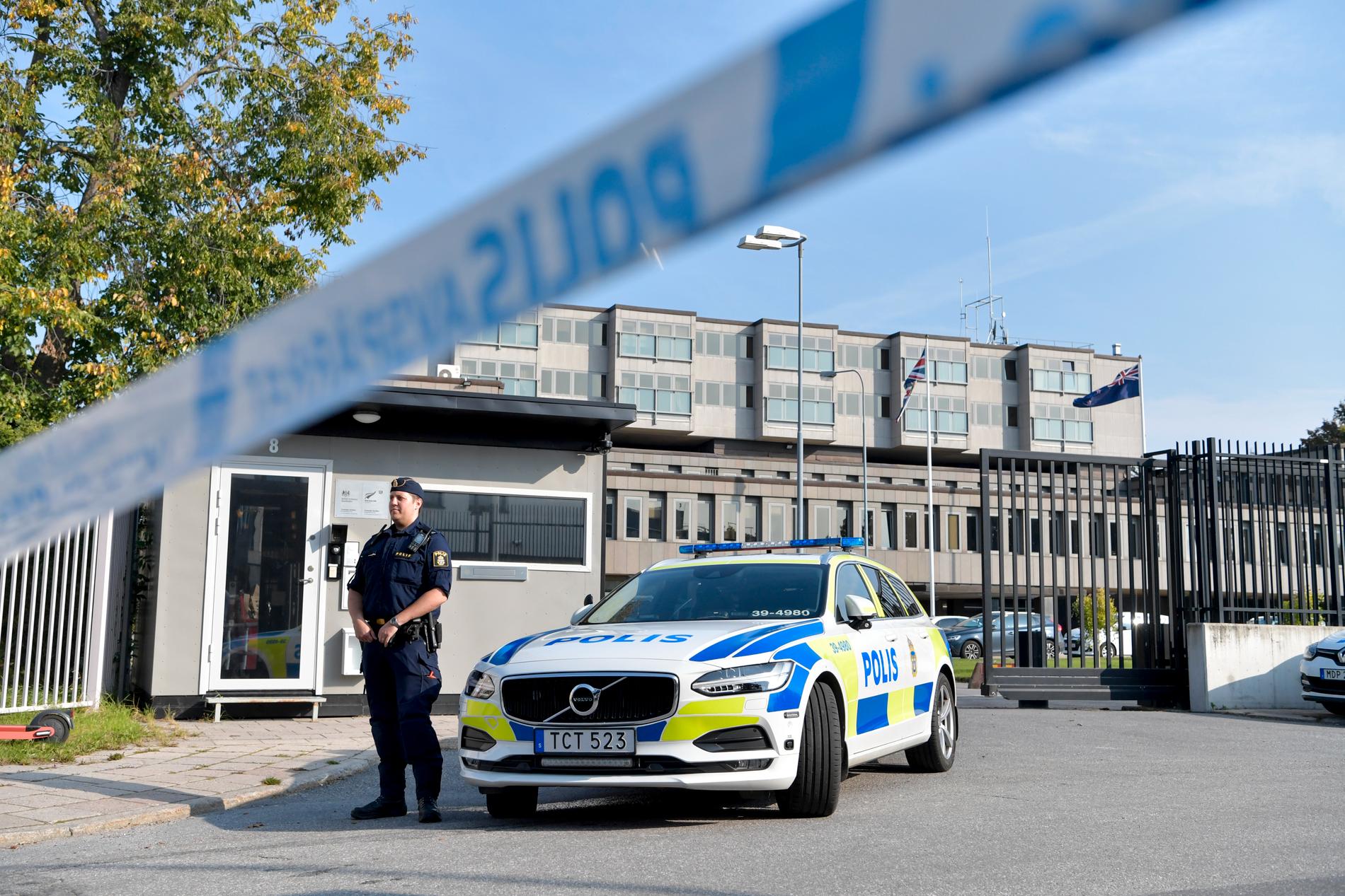Ett föremål som hittades inne på Storbritanniens ambassad i Stockholm visade sig vara ofarligt, enligt polisen.