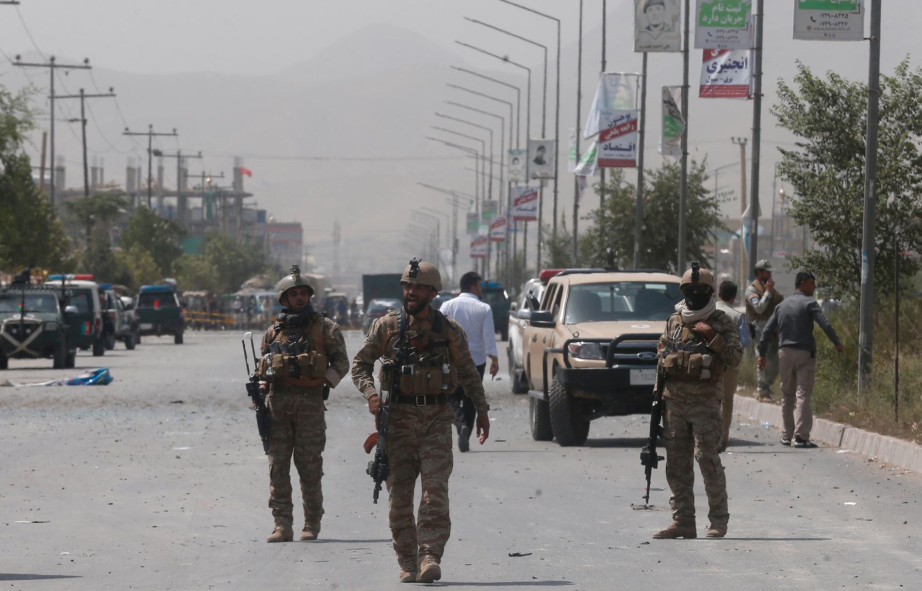 Afghanska säkerhetsstyrkor står vakt efter att en bilburen självmordsbombare sprängt sig i Afghanistans huvudstad Kabul i början av augusti. Talibanerna tog på sig dådet.