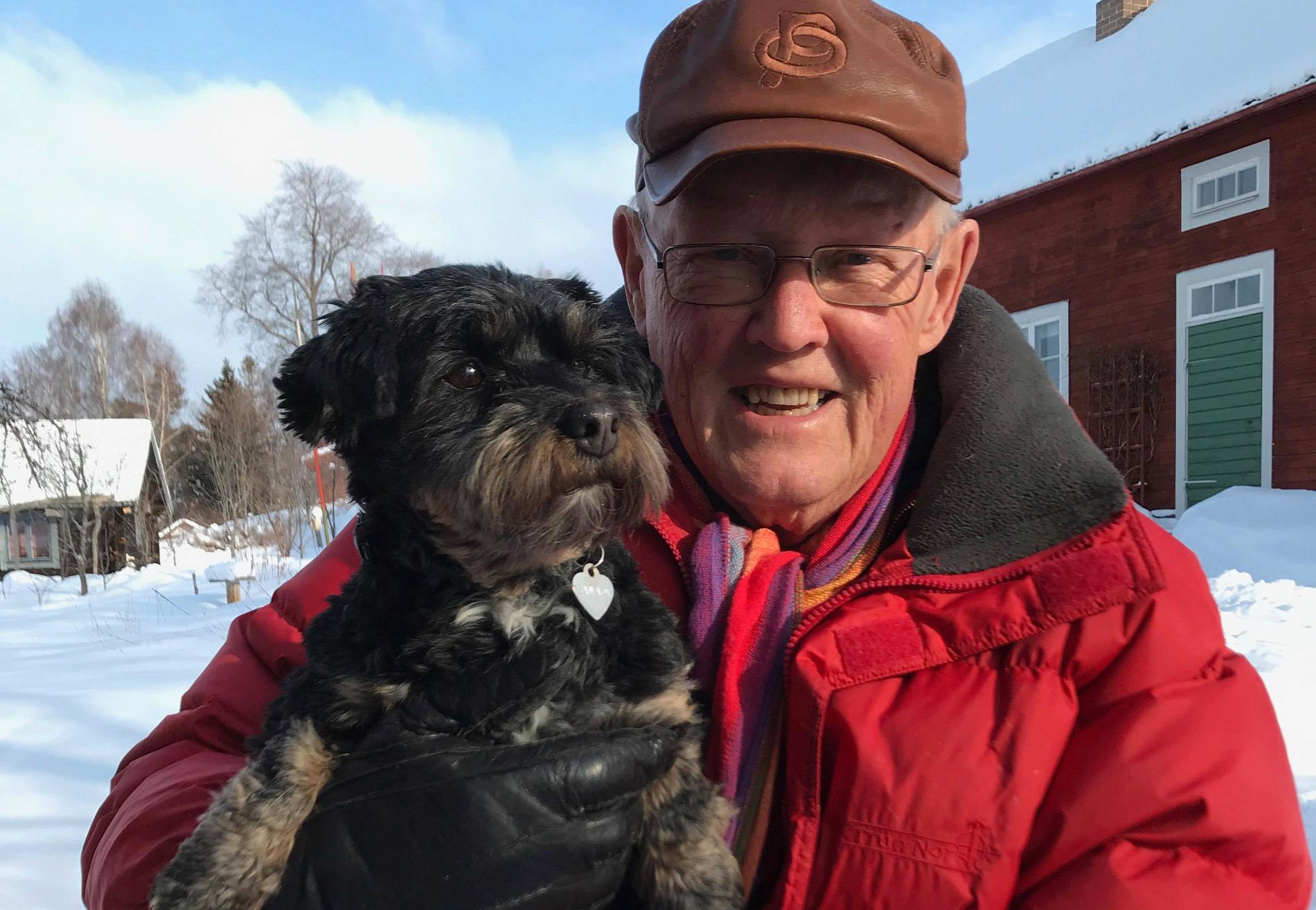 Anders Åkerlund med sin hund Zawadi, som betyder gåva på Swahili. 