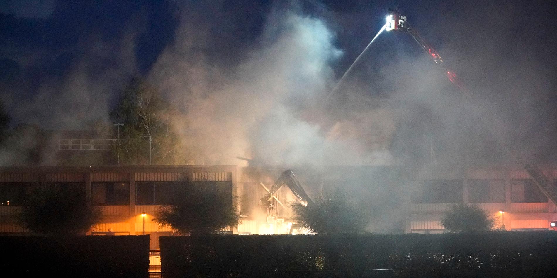 Räddningstjänsten släcker en omfattande brand i skolan i Oxie natten mot 7 september.  Delar av skolan totalförstördes och branden utreds som mordbrand.