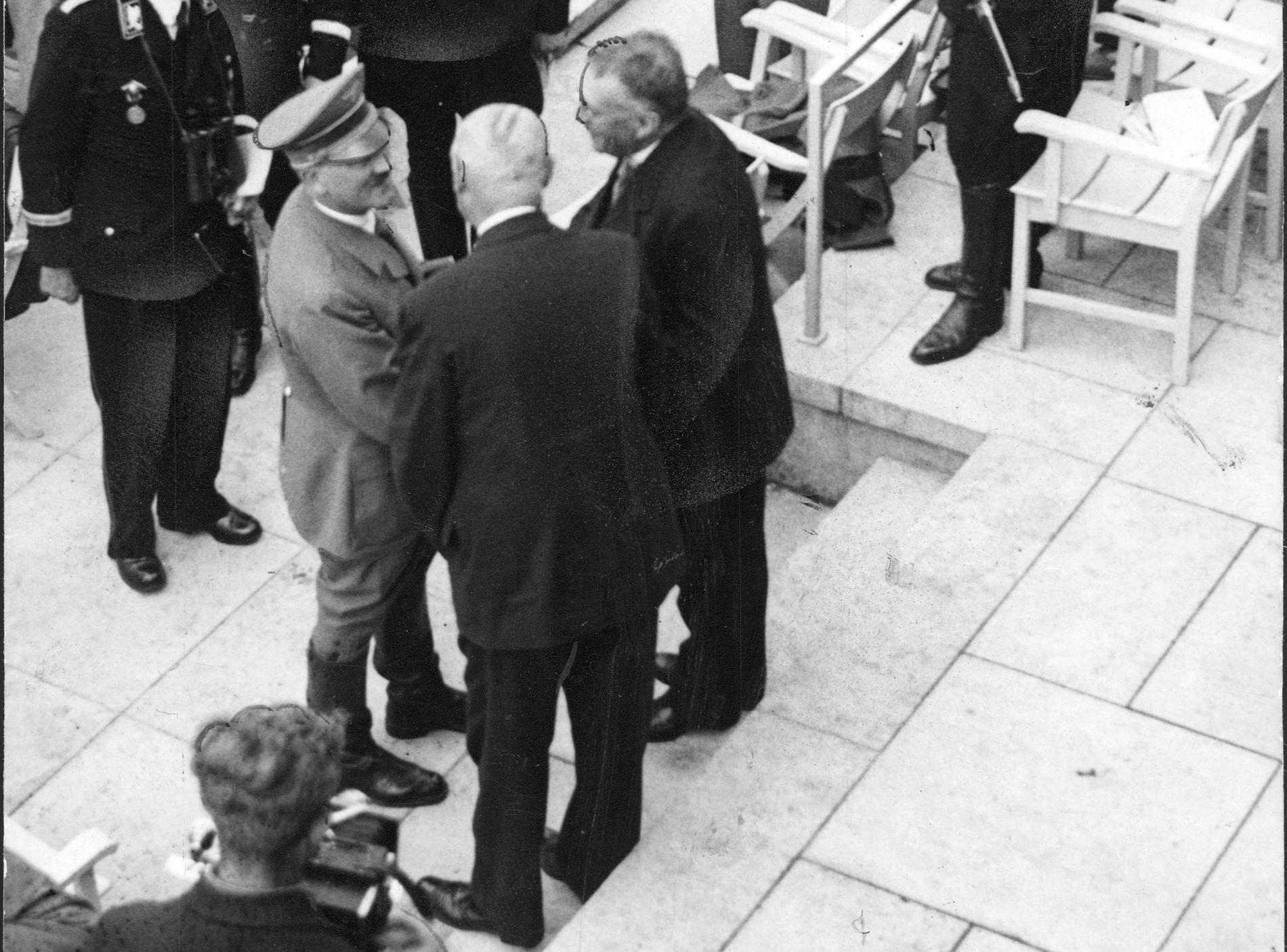 Arkivbild. OS 1936 i Berlin. Sven Hedin, författare, samtalar med Adolf Hitler.