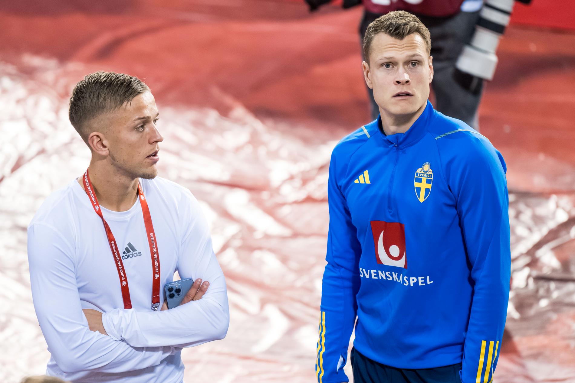 Svenska spelarna Jesper Karlsson och Viktor Claesson på arenan i Bryssel efter att matchen avbrutits.