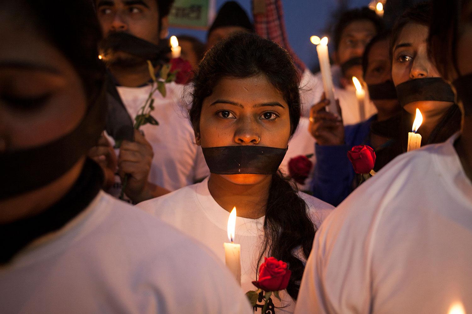 Omfattade protester har ägt rum i Indien sedan en kvinna dog efter att ha blivit utsatt för en brutal gängvåldtäkt på en buss i huvudstaden New Delhi 2012.