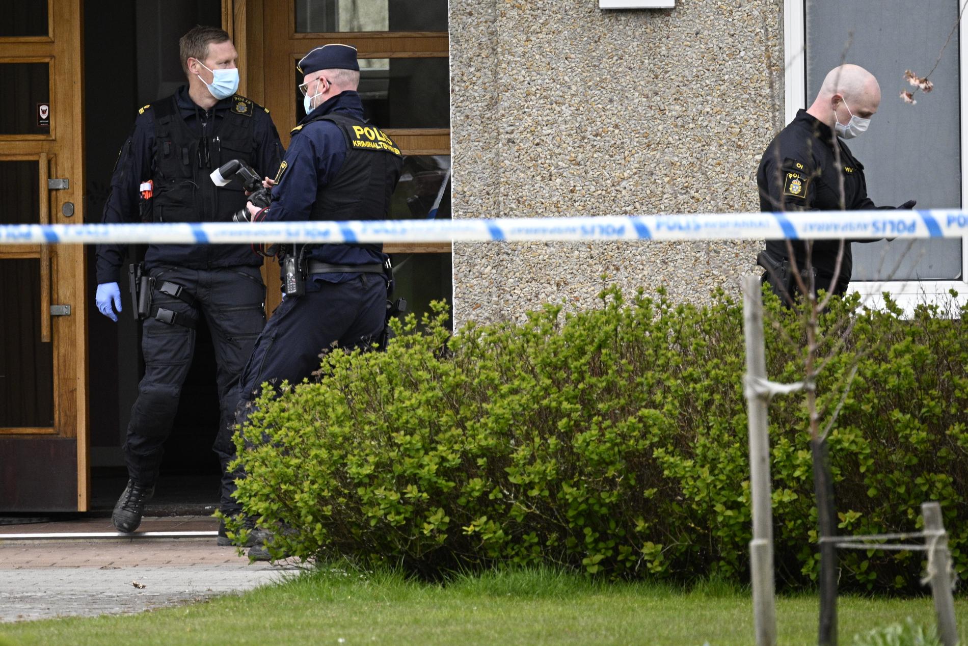 Polis, kriminaltekniker och bombtekniker på plats på Västra Berga i Helsingborg efter en explosion i ett trapphus på måndagen.