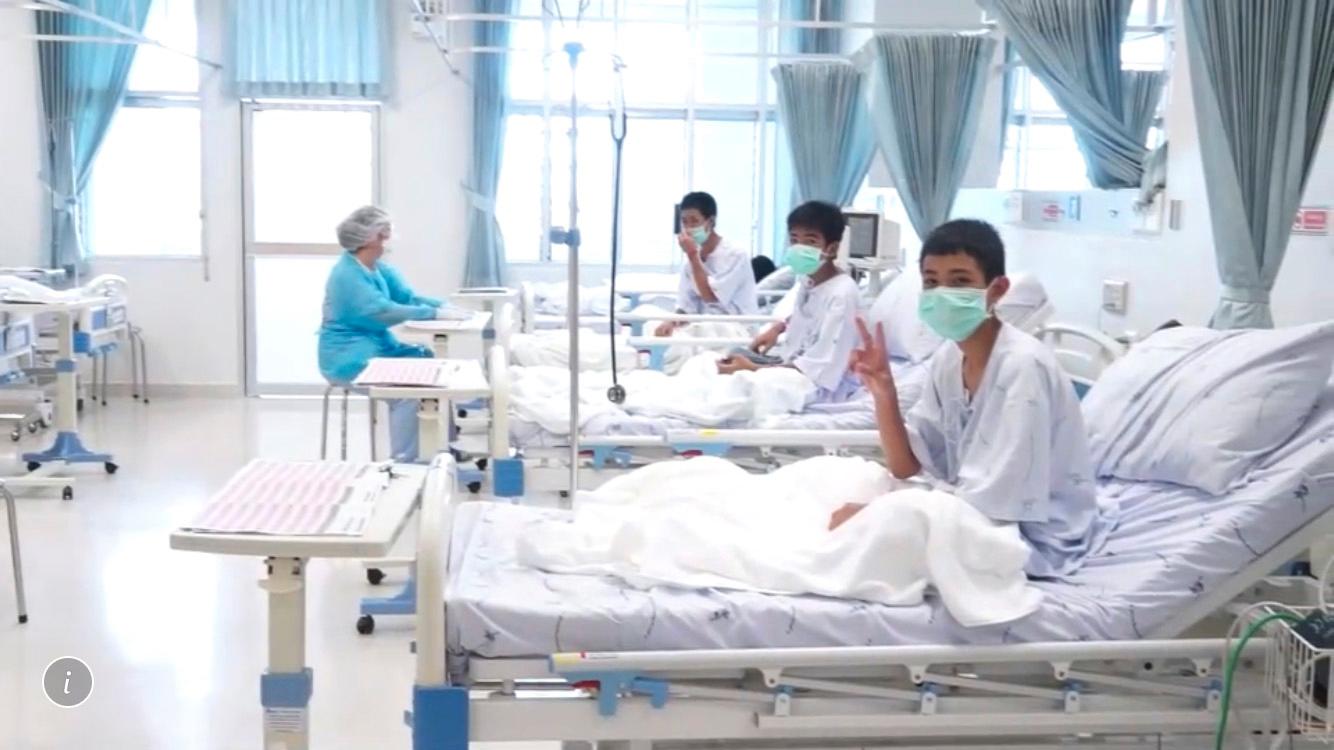 En bild som offentliggjorts av den thailändska regeringen visar tre av de räddade pojkarna på sjukhuset.