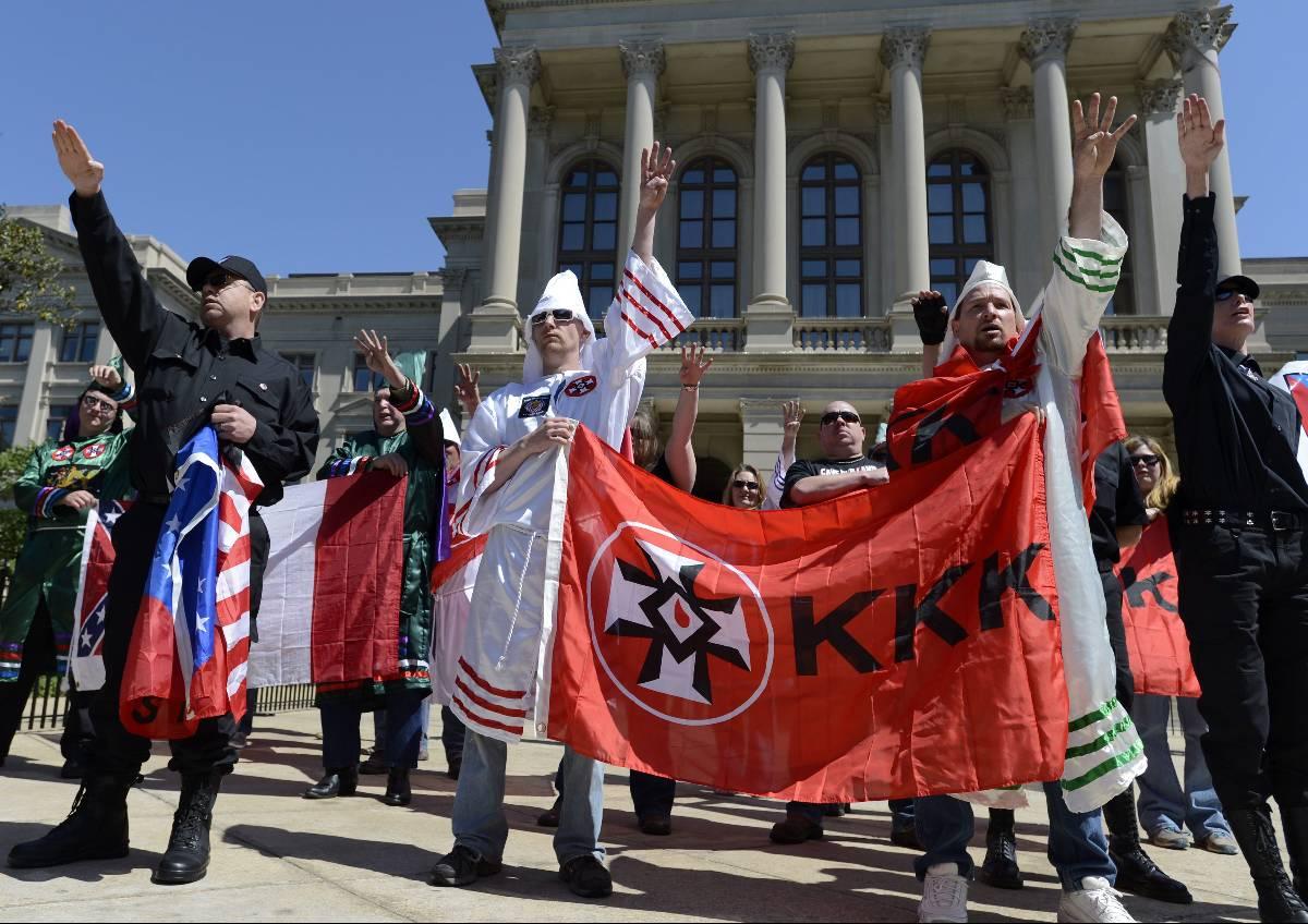 Nyazister och Ku Klux Klan-medlemmar demonstrerar mot invandringen vid Georgia State Capitol i Atlanta.