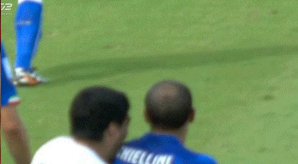 Suarez sätter tänderna i Chiellini i årets VM.