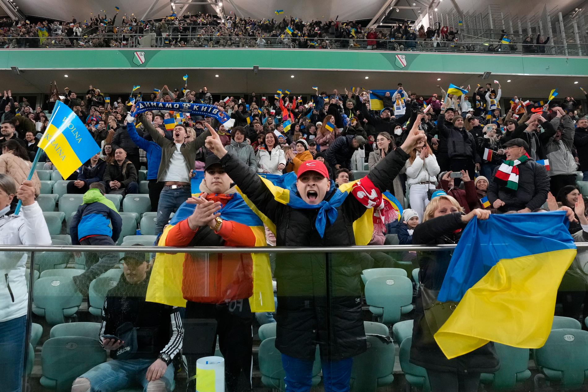 Ukrainska flaggor på läktarna när Dynamo Kiev vann sin första välgörenhetsmatch där pengarna ska gå till krigsflyktingar.