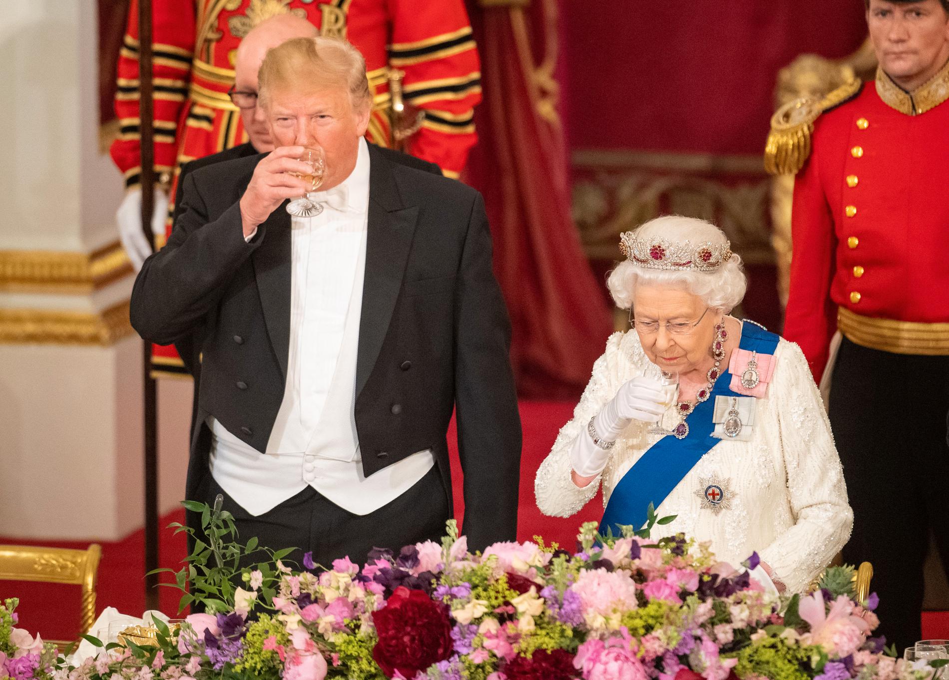 På måndagskvällen togs presidentparet emot av drottning Elisabeth i Buckingham Palace