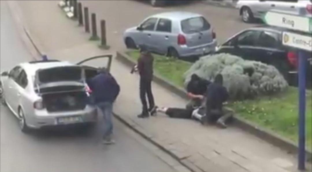 Polisen griper en man i Anderlecht, Bryssel på fredagen.