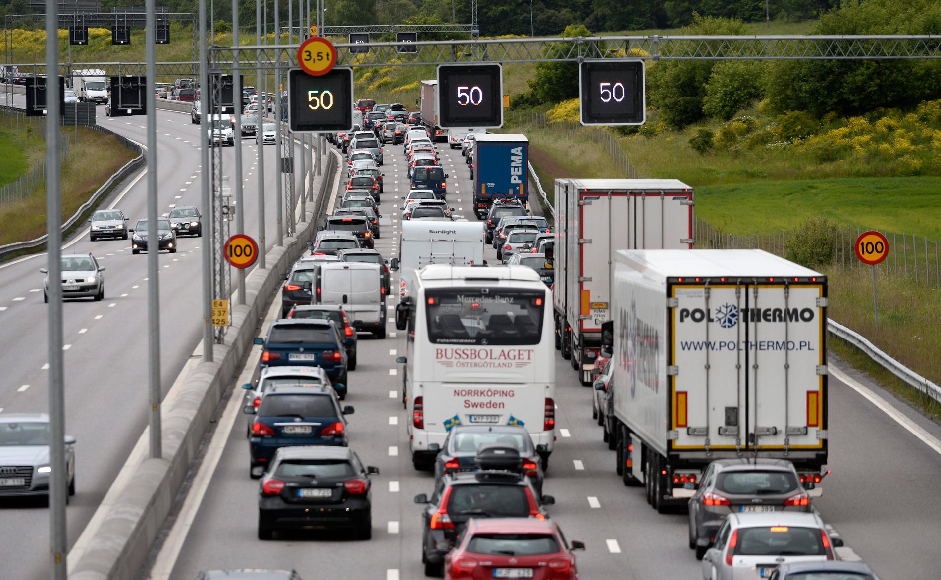 Dagen före midsommarafton väntas tät trafik ut från Sveriges stora städer. Arkivbild.
