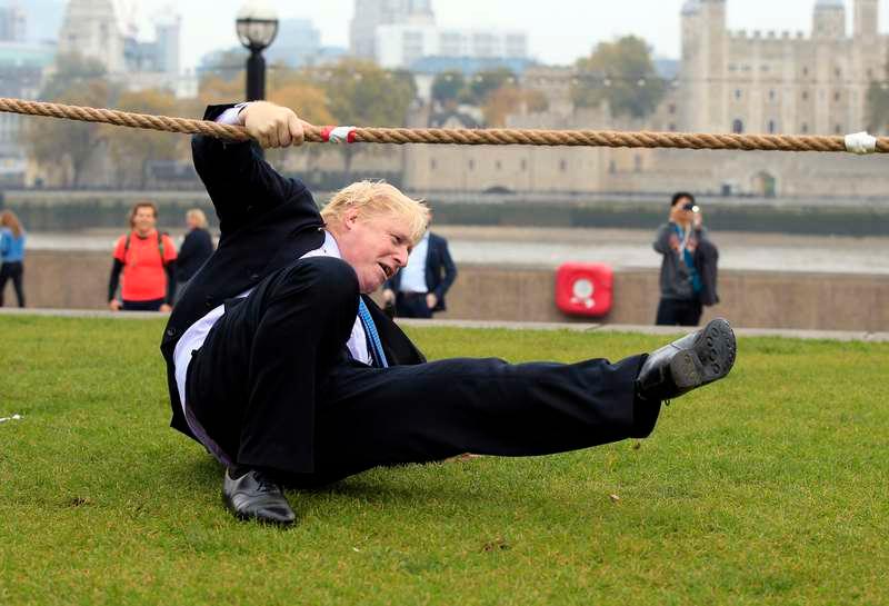 När förhandlingarna om ett brittiskt utträde ur EU ska börja tvingas Brexit-generalen Boris Johnson visa korten