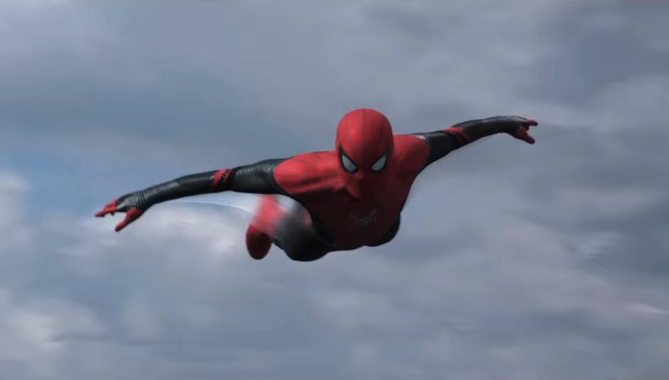 Spider-Man flyger in.