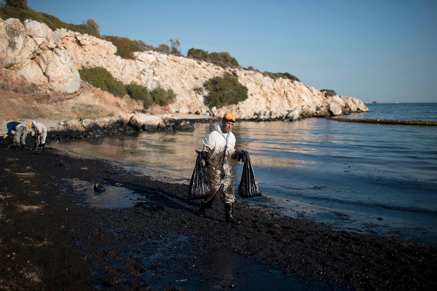 Stranden på ön Salaminas utanför Aten är täckt av olja. 
