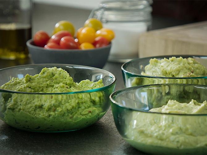 Ärtröra – mixa ihop en röra lika grön som guacamole, men betydligt snällare för klimatet. 