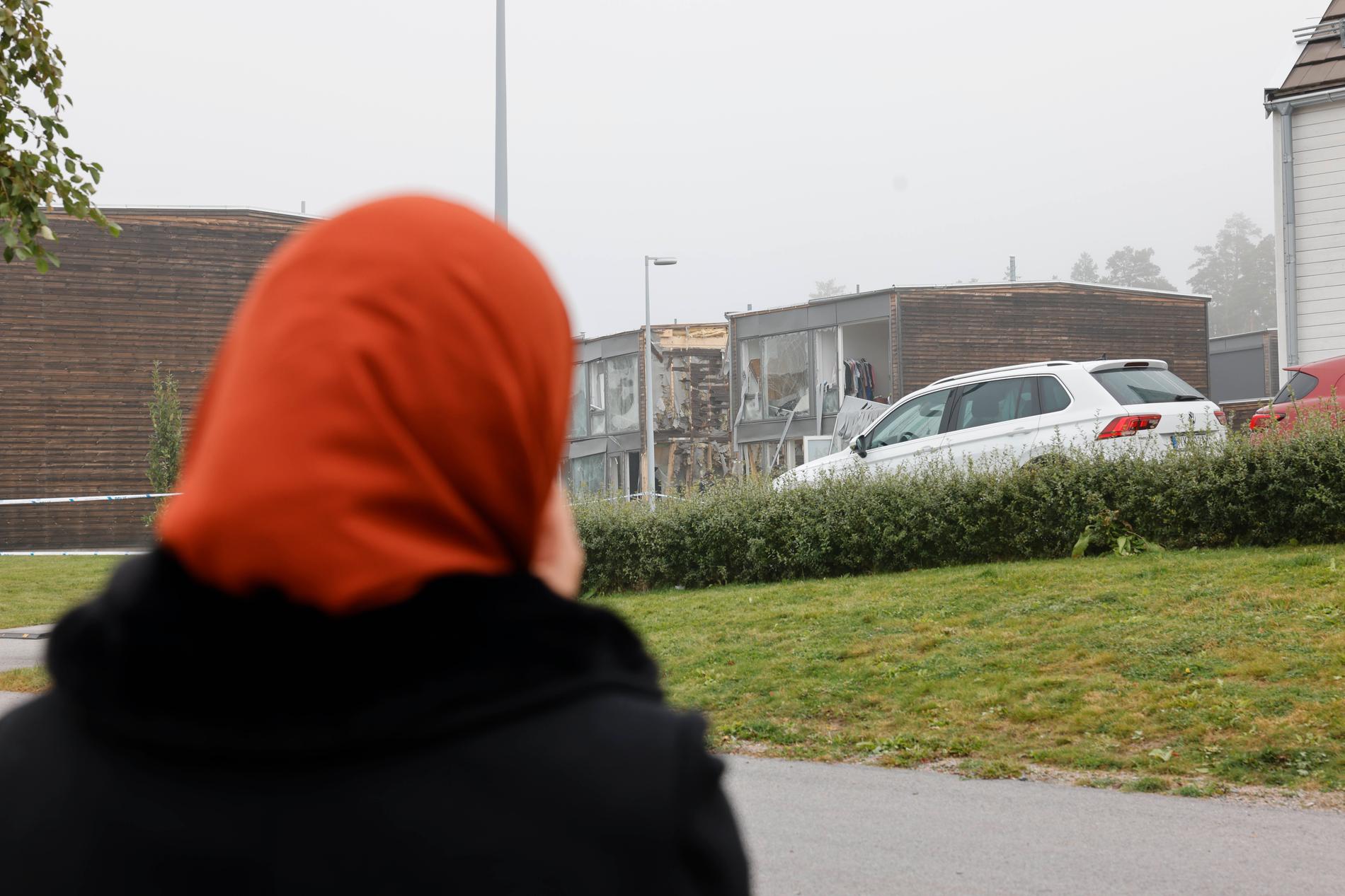Ghada berättar att familjen flyttade till Sverige för att undkomma kriget i hemlandet. ”Och nu händer det här”. 