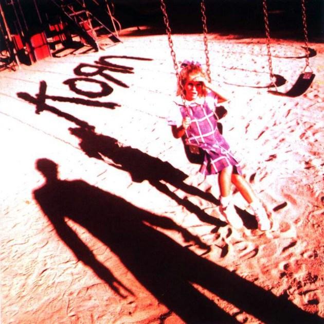 Korn - Korn En mörk skugga faller på den oskyldiga flickan på lekplatsen. Korn har alltid spelat på obehag både rent musikaliskt och via skivomslagen.