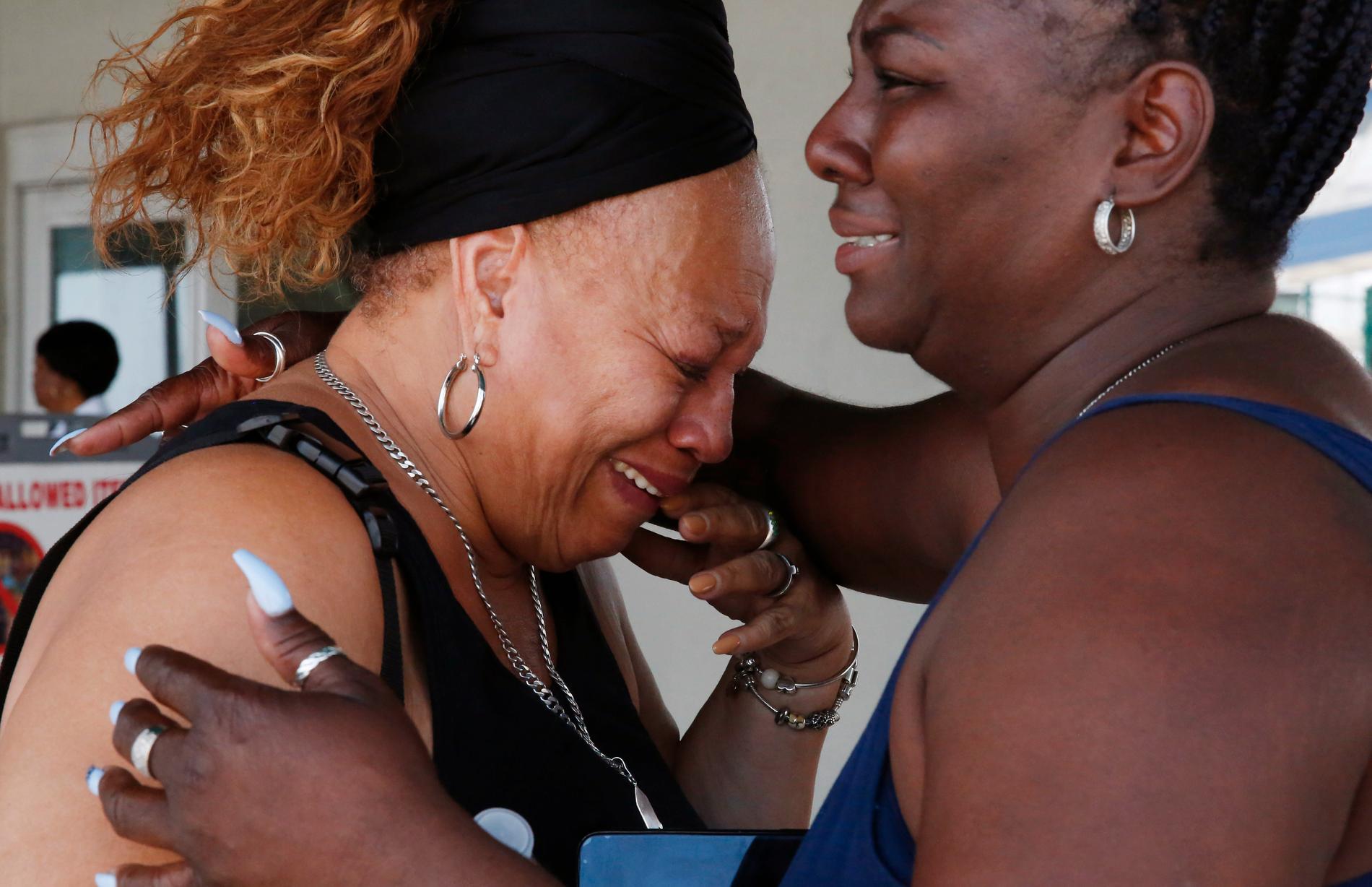 Paulette Thompson och Reewa Hill gråter efter att ha räddats från Freeport, som de tillfälligt besökte och inte kunde komma ifrån när orkanen Dorian slog till.