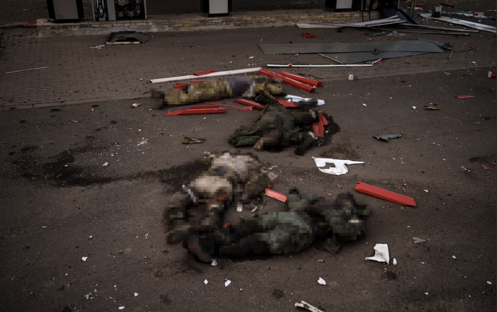 Kroppar som tros vara dödade ryska soldater, arrangerade i den ryska invasionens symbol Z, kvarlämnade på en gata i en by i utkanten av Charkiv som nyligen återtogs av ukrainska styrkor.