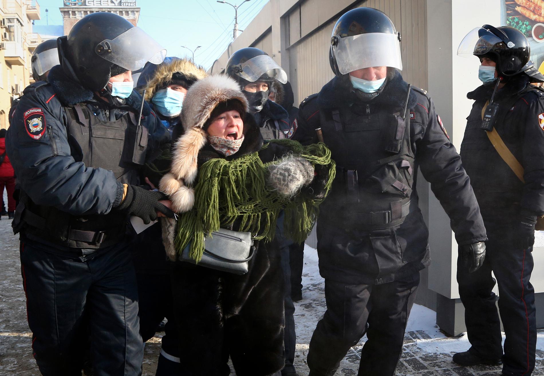 Kvinna grips i Omsk.