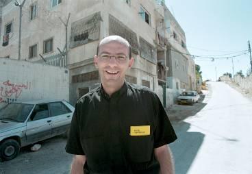 GER INTE UPP. Mitri Raheb, palestinsk präst i Betlehem, ringde sina kristna vänner runt om i världen när hans kyrka besköts av den israeliska militären i våras. De telefonsamtalen räddade livet på Mitri Raheb.
