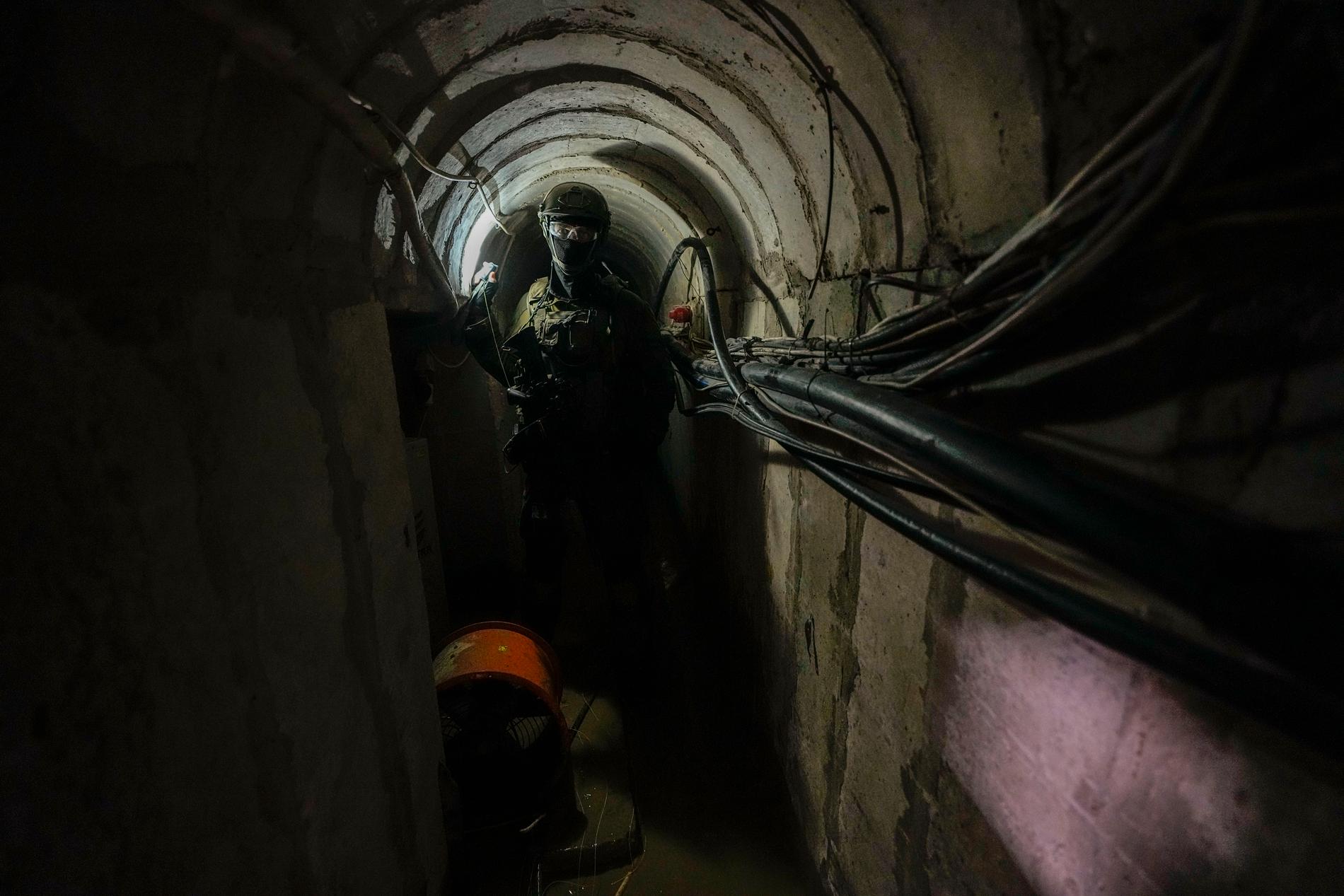 En israelisk soldat visar journalister runt i en tunnel under Unrwas högkvarter.