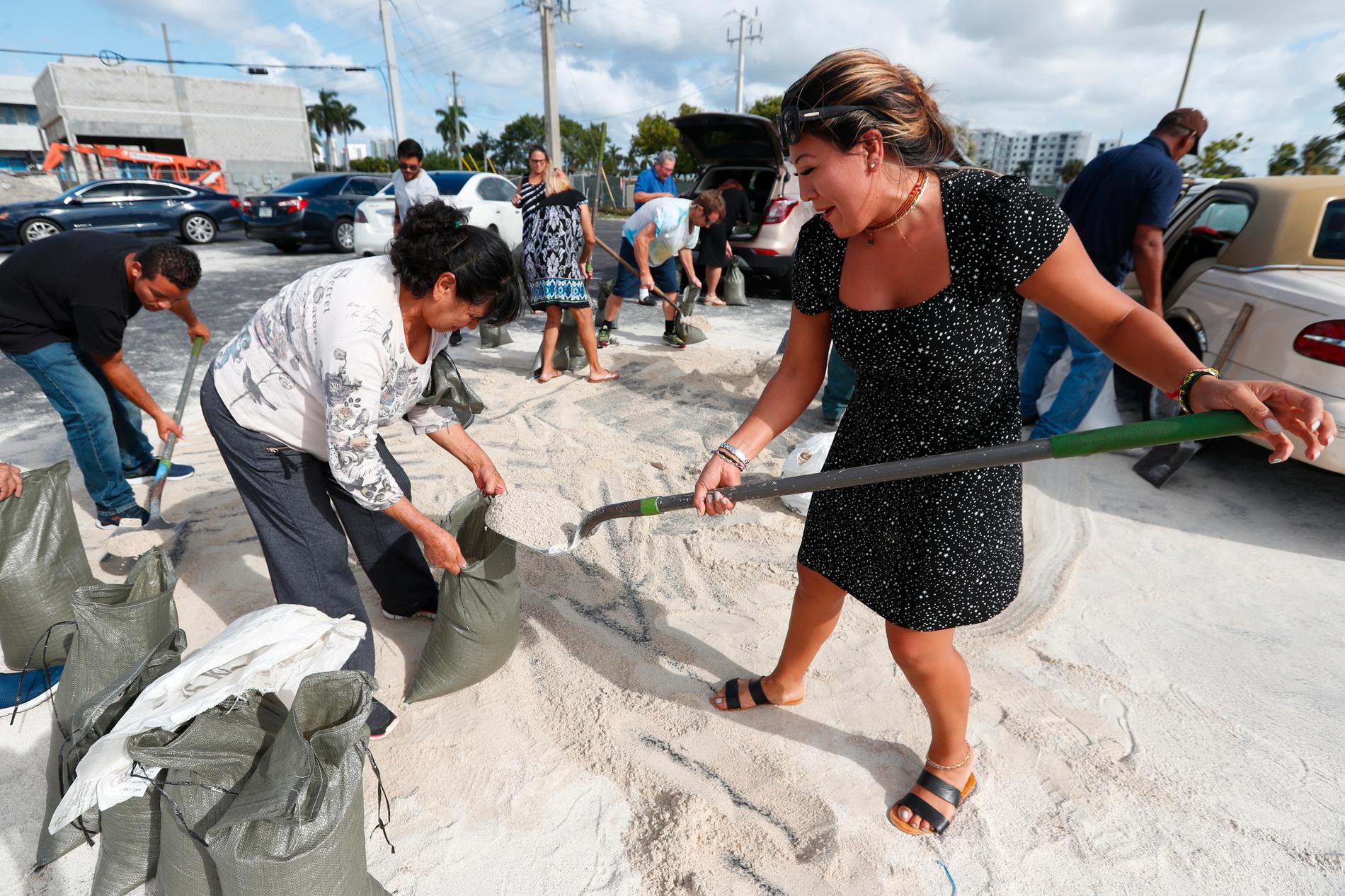 Floridabor förbereder sandsäckar inför ovädret.