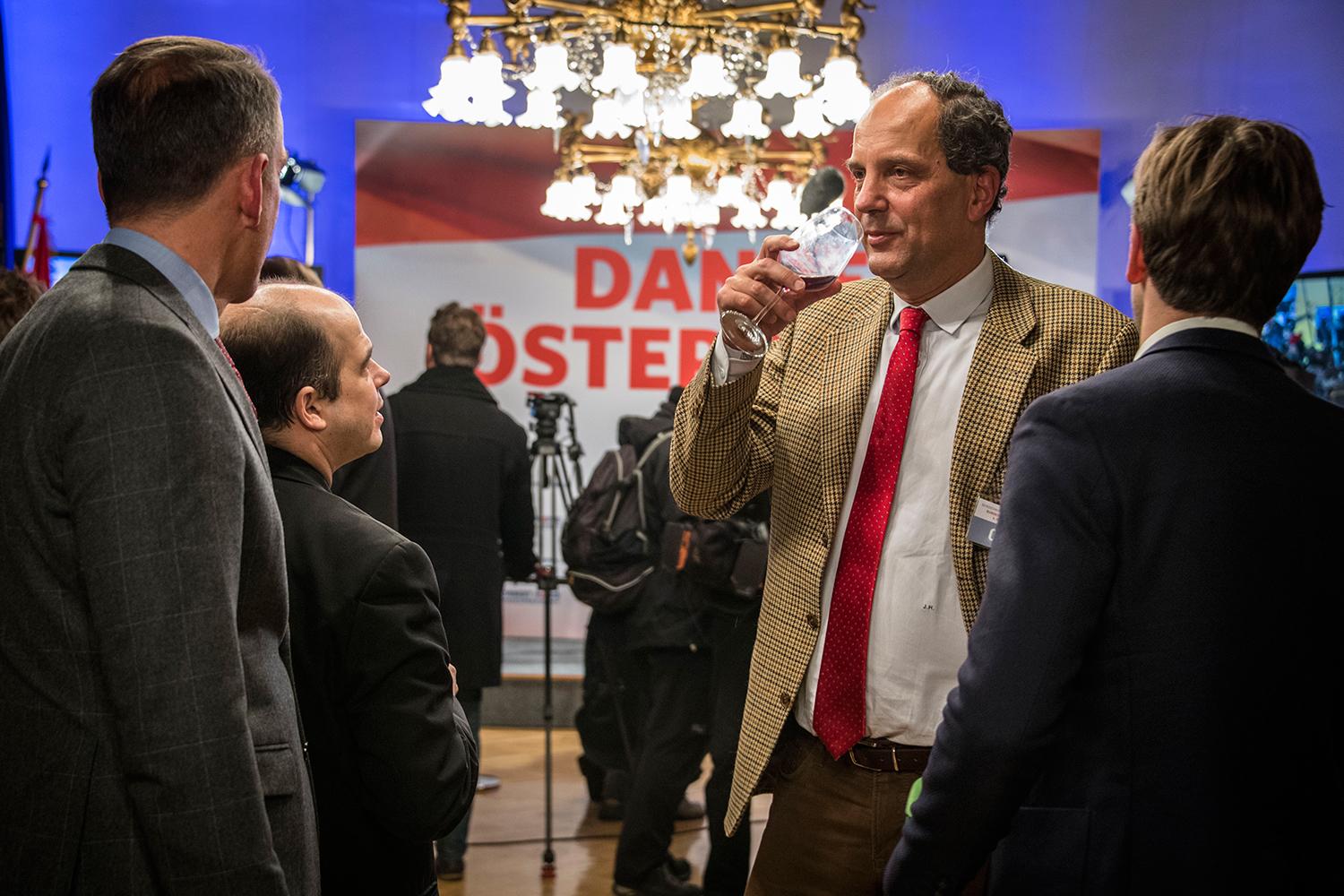 Besvikelsen syntes på FPÖ:s valvaka i parlamentsbyggnaden i centrala Wien.