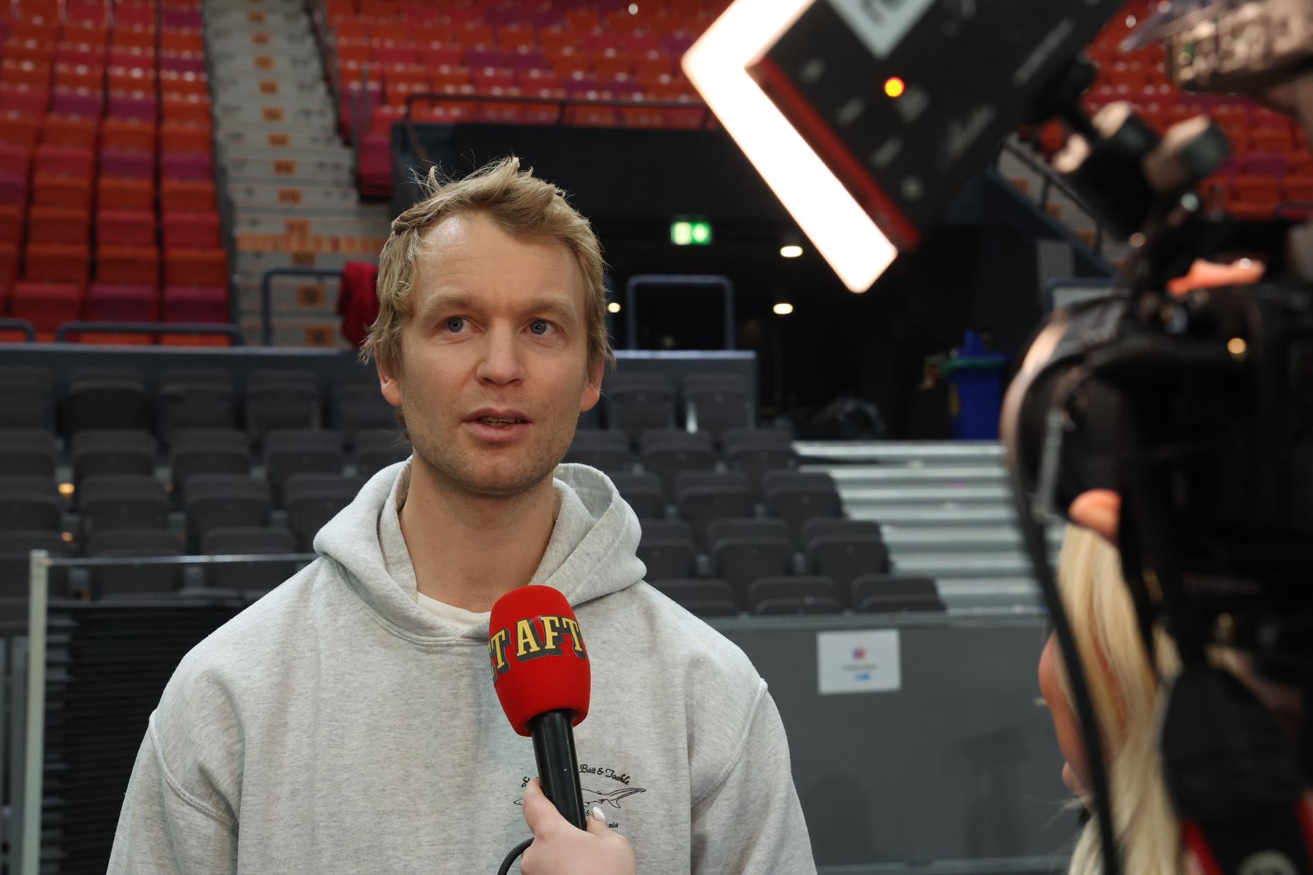 Björn Gustafsson på presskonferensen.