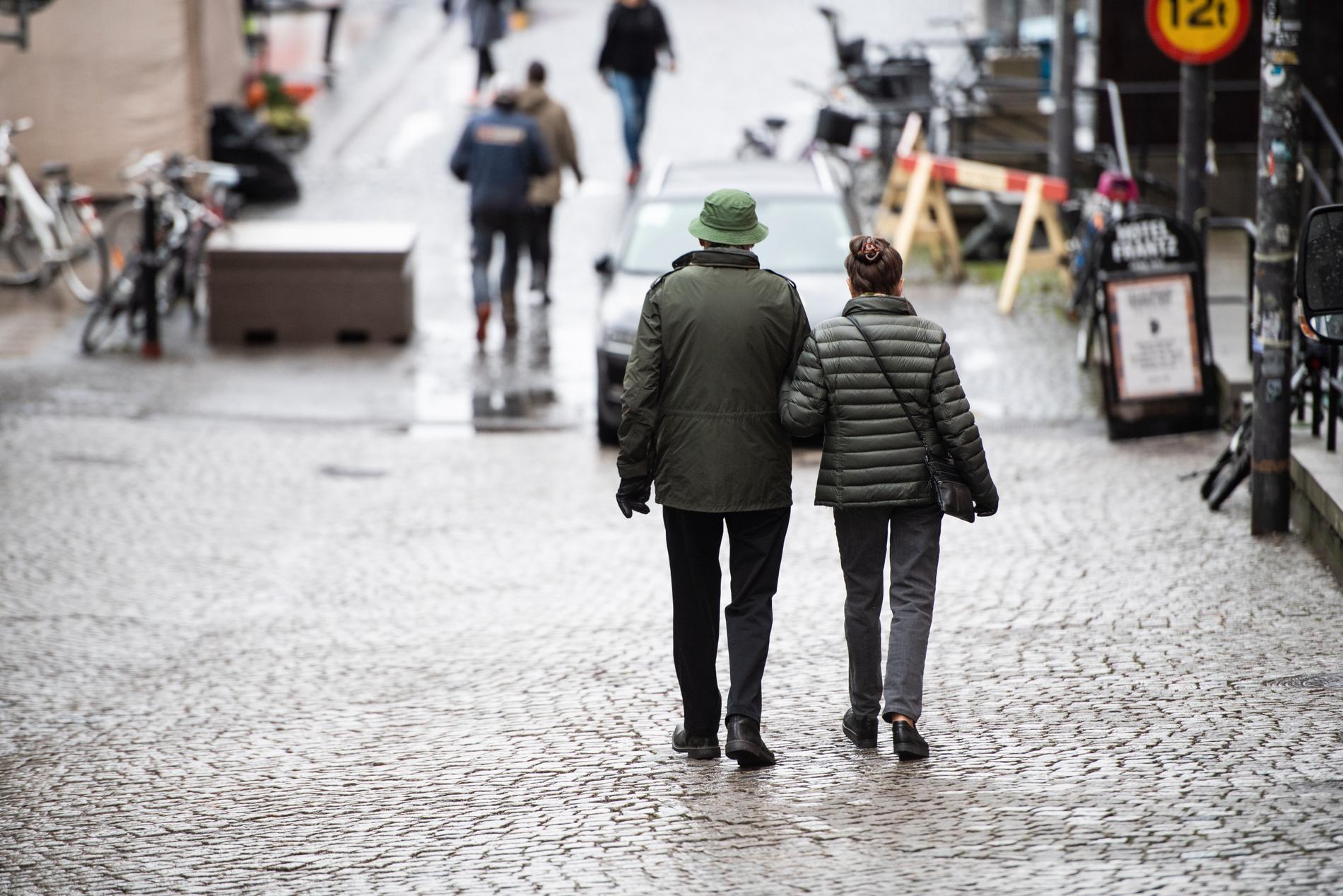 Äldre personer över 70 år med en partner har generellt sett mått bättre under pandemin än de som är ensamma och kanske är ekonomiskt, socialt eller hälsomässigt utsatta. Arkivbild.