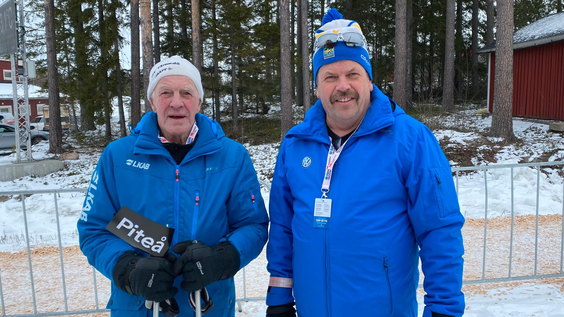 Farfar Bengt Kalla och pappa Per-Erik Kalla är på plats vid skid-SM i Piteå för att följa skidstjärnans sista lopp.