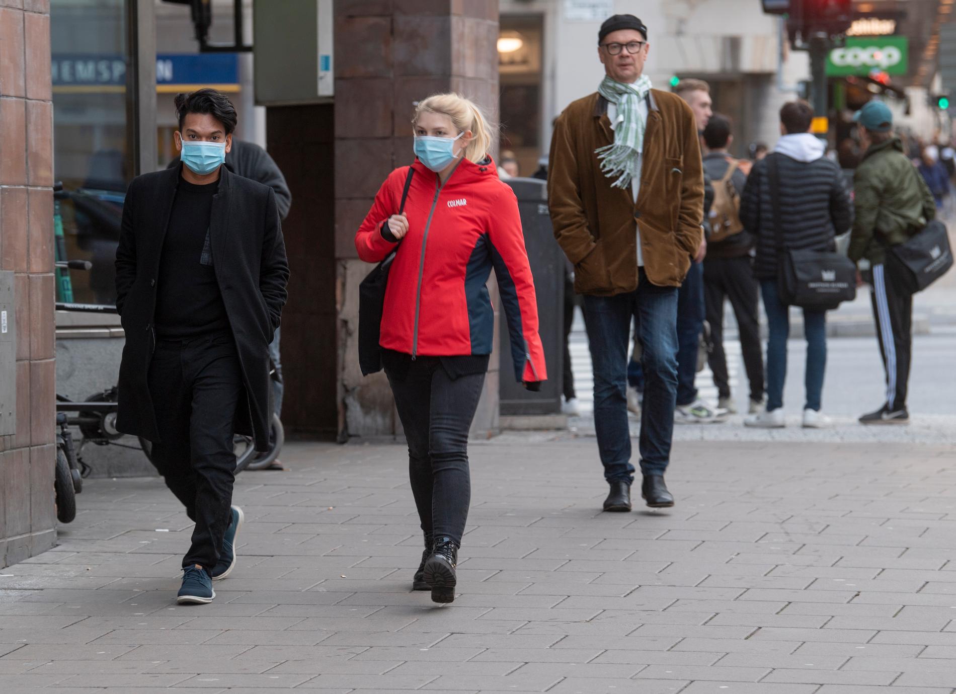 Centerpartiet kräver att Folkhälsomyndigheten inför allmänna råd om munskydd i till exempel Stockholm och Skåne. Arkivbild.