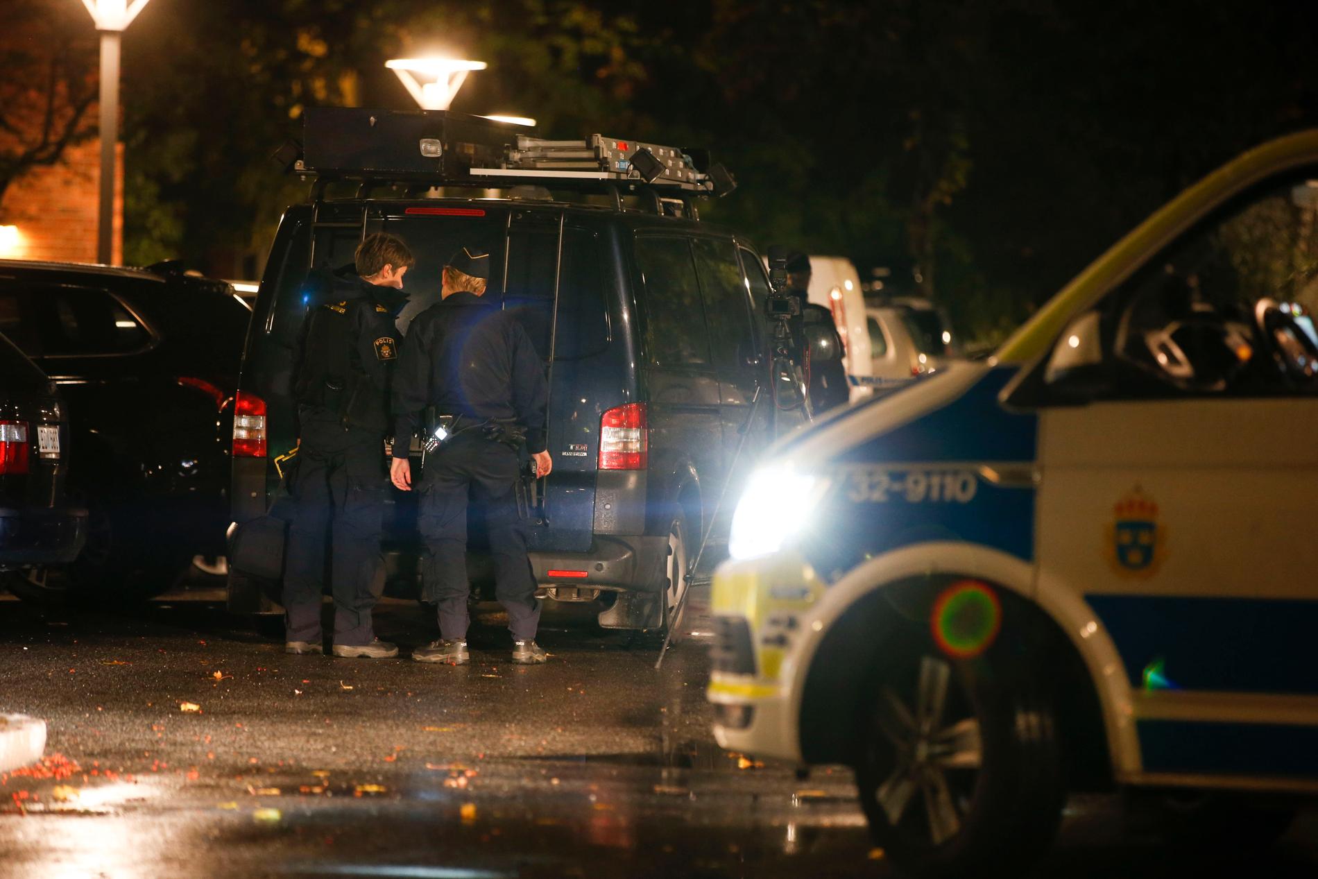 En man hittades skadad utomhus i Farsta i södra Stockholm, efter en misstänkt skottlossning. Mannen avled senare på sjukhus.