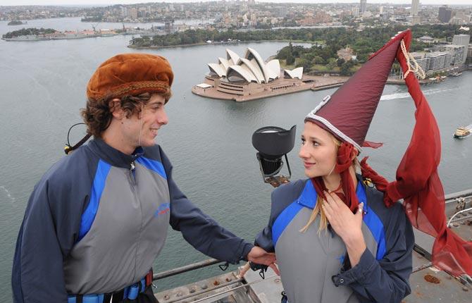 Den som inte är rädd för höjder kan ut och klättra på Harbour Bridge, 134 meter ovan vattenytan. Bilden är från Alla hjärtans dag 2009, då två australiska skådespelare piggade upp klättrarna med att spela upp scener ur Romeo och Julia på bron. www.bridgeclimb.com