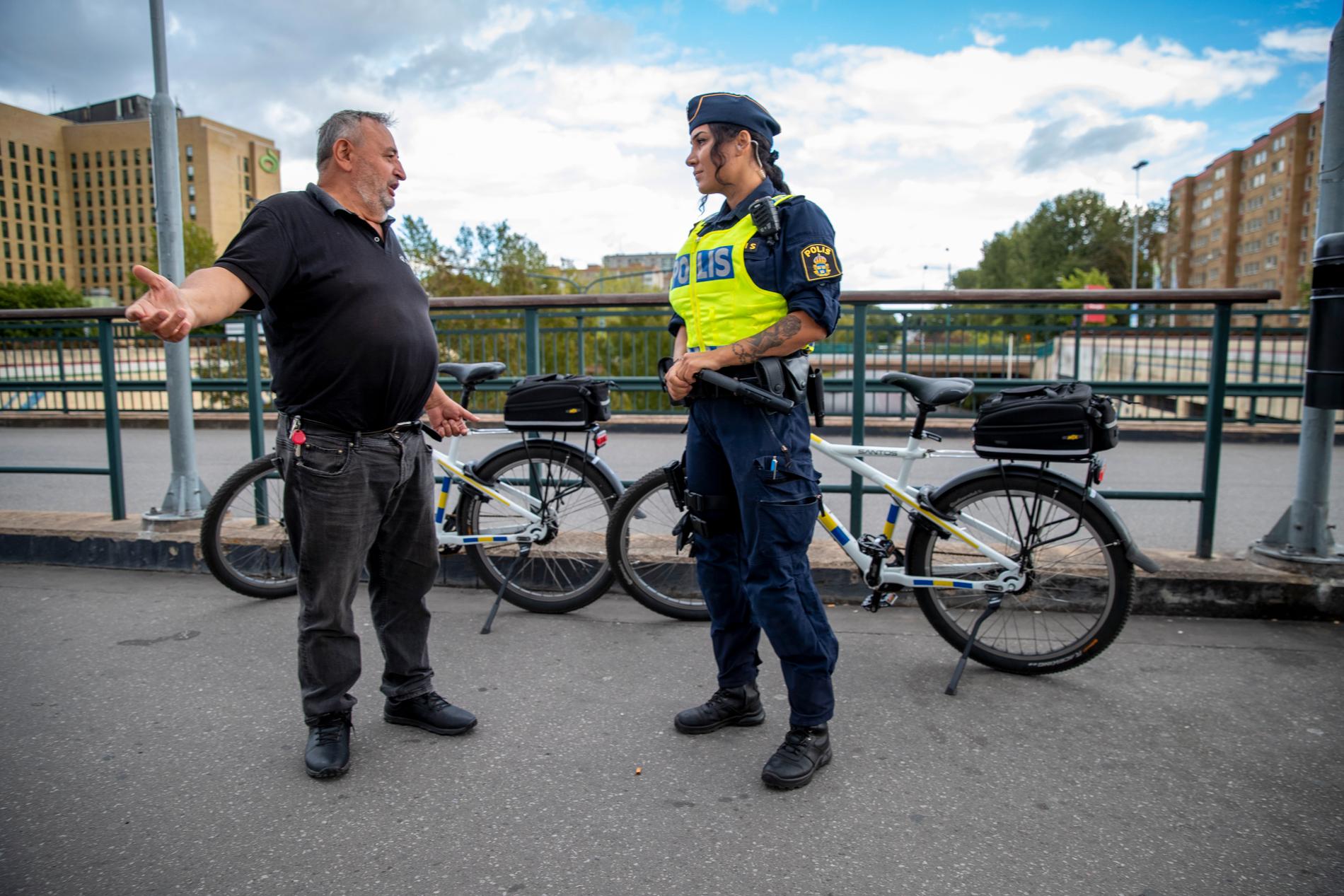 Den lokala polisen i Rosengård har pratat med många upprörda boende veckan efter upploppet. 