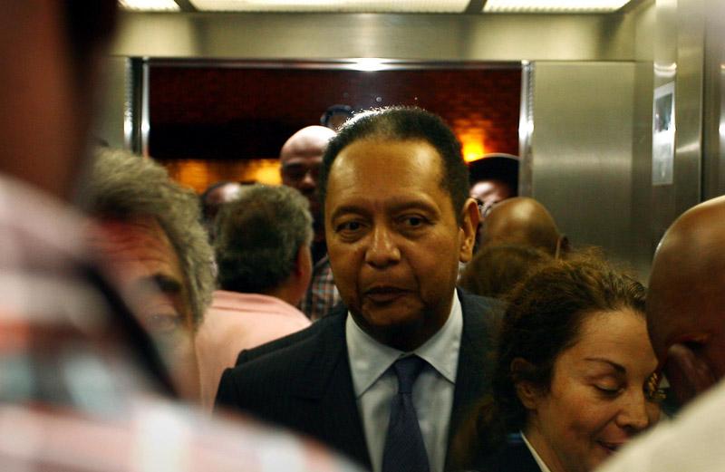 Här anländer ex-diktatorn Jean-Claude ”Baby Doc” Duvalier till Caribe Hotel i Port-au-Prince.