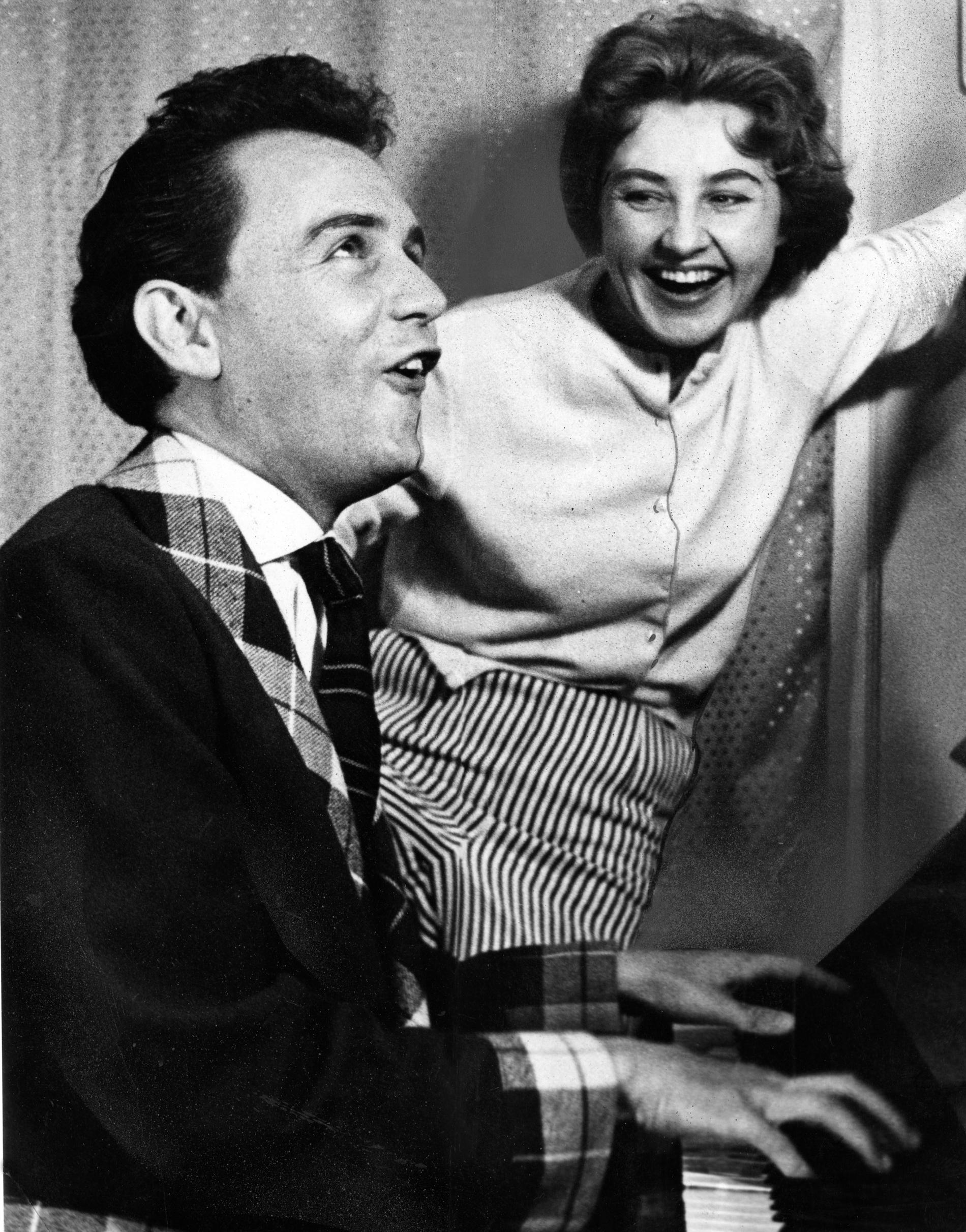 1957. Arne Weise, journalist, programledare Sverige i en duett med Else-Marie Sundin. 
