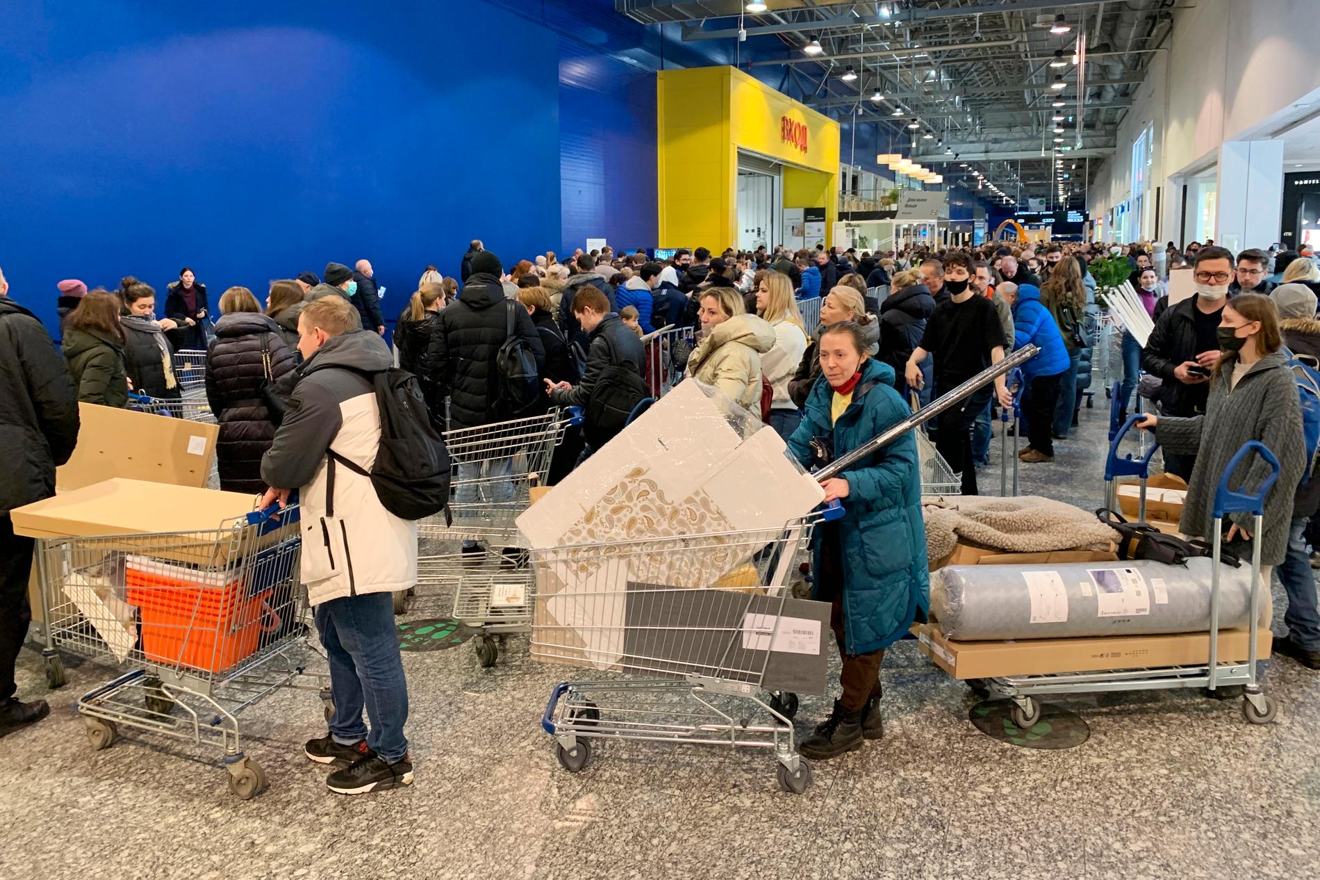 Folk i kö på Ikea i Moskva efter beskedet i mars att varuhuset stänger sina varuhus i landet. Arkivbild.