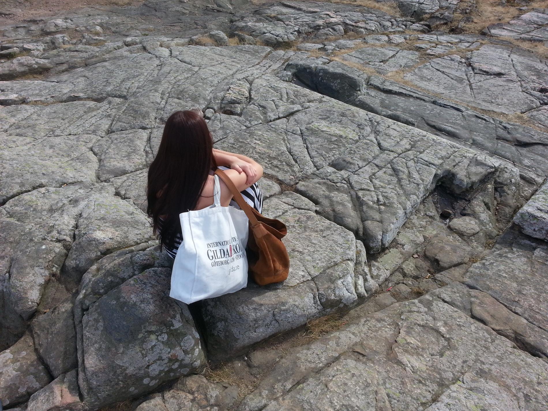 Flickvännen skådar havet från Höganäs–klipporna