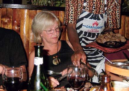 Får det vara lite struts? I Nairobi firar Britt-Marie Ingvallsen från Njurunda och alla de andra sin sista kväll på resan med en middag på restaurangen Carnivore.